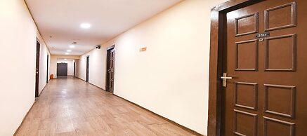 Fabhotel Royal Garden