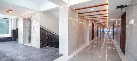 Fabhotel Redmoon Suites