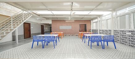 Fabhotel Redmoon Suites