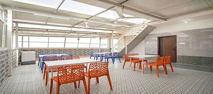 Fabhotel Redmoon Suites