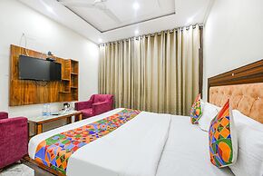 Fabhotel Royal Inn