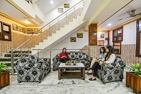 Fabhotel Royal Inn