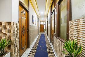 Fabhotel Royal Inn