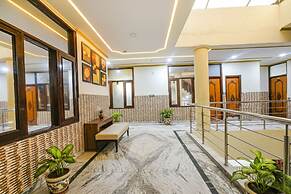 Fabhotel Royal Inn