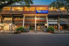 Fabhotel Royal Inn