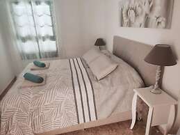 Apartment Edith - Ocean View Just Above the Beach