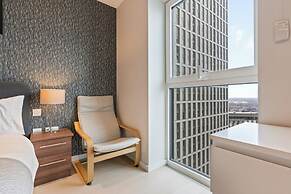 Elegant 2 Bed Apartment Within Many Attractions