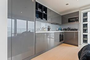 Elegant 2 Bed Apartment Within Many Attractions