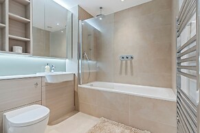 Elegant 2 Bed Apartment Within Many Attractions