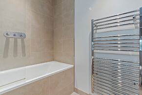 Elegant 2 Bed Apartment Within Many Attractions