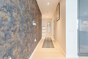 Elegant 2 Bed Apartment Within Many Attractions