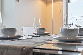Elegant 2 Bed Apartment Within Many Attractions