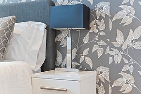 Elegant 2 Bed Apartment Within Many Attractions