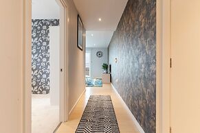 Elegant 2 Bed Apartment Within Many Attractions