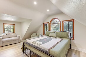 Crestline Vacation Rental < 1 Mi to Lake Gregory!