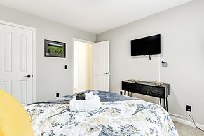 9 Mi to Uptown: Abode w/ Hot Tub in Charlotte!