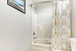 9 Mi to Uptown: Abode w/ Hot Tub in Charlotte!