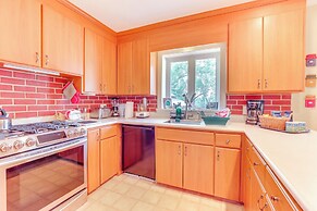 1440 Getaway w/ Yard & Deck ~ 16 Mi to Rochester
