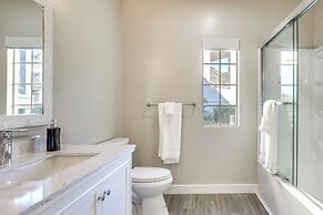 Sunny San Diego Condo w/ Pool Access Near Wineries