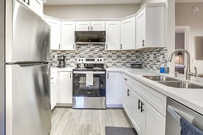 Sunny San Diego Condo w/ Pool Access Near Wineries