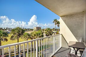 Daytona Beach Condo w/ Balcony: 5 Mi to Speedway!