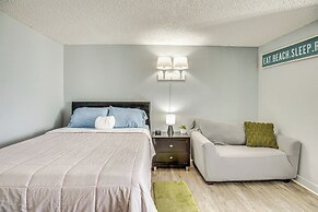 Daytona Beach Condo w/ Balcony: 5 Mi to Speedway!