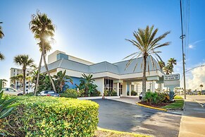 Daytona Beach Condo w/ Balcony: 5 Mi to Speedway!