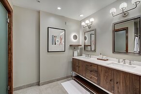 Remodeled 3 Bedroom Valley View at Ritz Carlton 3 Condo by RedAwning