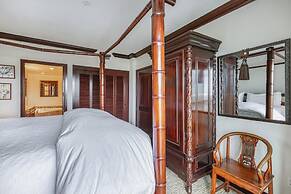 Waipouli B401 2 Bedroom Condo by RedAwning