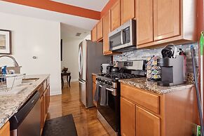 Apartment Near Downtown & Uchicago 4 Bedroom Condo by RedAwning