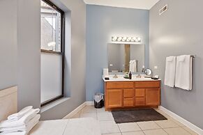 Apartment Near Downtown & Uchicago 4 Bedroom Condo by RedAwning