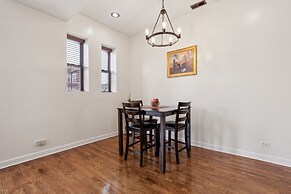 Apartment Near Downtown & Uchicago 4 Bedroom Condo by RedAwning
