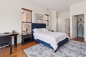 Apartment Near Downtown & Uchicago 4 Bedroom Condo by RedAwning
