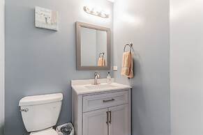 Apartment Near Downtown & Uchicago 4 Bedroom Condo by RedAwning