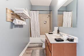 Apartment Near Downtown & Uchicago 4 Bedroom Condo by RedAwning