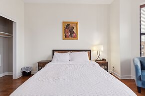 Apartment Near Downtown & Uchicago 4 Bedroom Condo by RedAwning