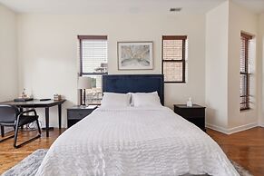 Apartment Near Downtown & Uchicago 4 Bedroom Condo by RedAwning