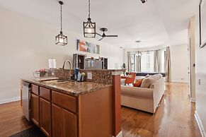 Apartment Near Downtown & Uchicago 4 Bedroom Condo by RedAwning