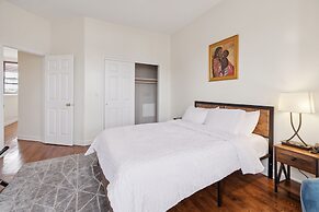 Apartment Near Downtown & Uchicago 4 Bedroom Condo by RedAwning