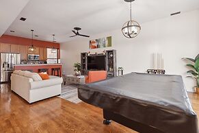 Apartment Near Downtown & Uchicago 4 Bedroom Condo by RedAwning