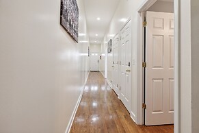 Apartment Near Downtown & Uchicago 4 Bedroom Condo by RedAwning