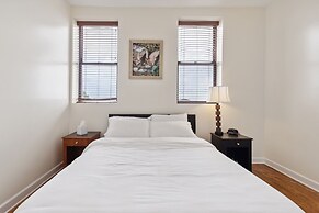 Apartment Near Downtown & Uchicago 4 Bedroom Condo by RedAwning