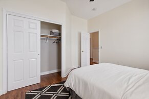 Apartment Near Downtown & Uchicago 4 Bedroom Condo by RedAwning