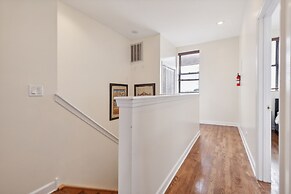 Apartment Near Downtown & Uchicago 4 Bedroom Condo by RedAwning