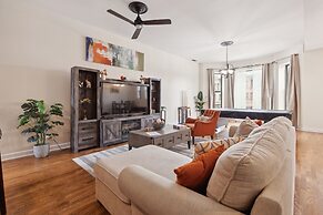 Apartment Near Downtown & Uchicago 4 Bedroom Condo by RedAwning