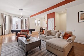 Apartment Near Downtown & Uchicago 4 Bedroom Condo by RedAwning