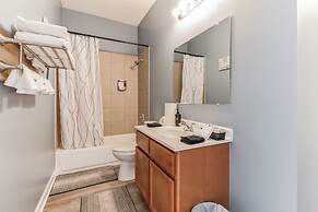 Apartment Near Downtown & Uchicago 4 Bedroom Condo by RedAwning