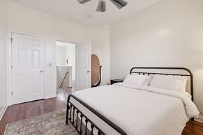 Apartment Near Downtown & Uchicago 4 Bedroom Condo by RedAwning