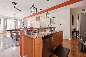 Apartment Near Downtown & Uchicago 4 Bedroom Condo by RedAwning