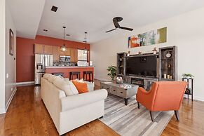 Apartment Near Downtown & Uchicago 4 Bedroom Condo by RedAwning